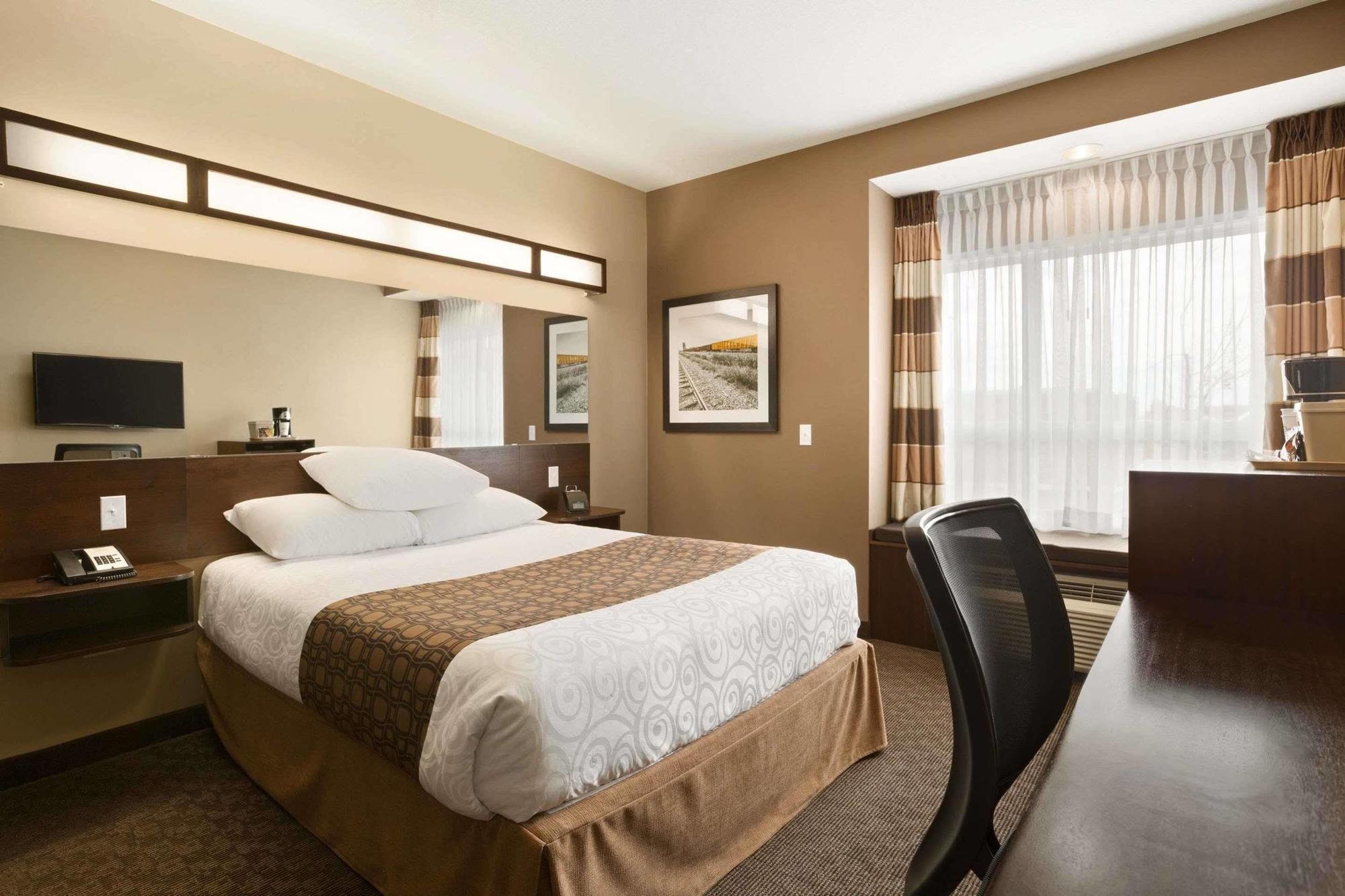 Microtel Inn & Suites By Wyndham Blackfalds Extérieur photo